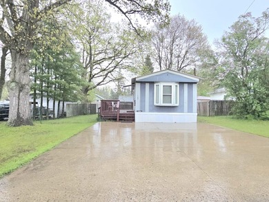BACK ON THE MARKET!! Charming 2 bedroom 1 full bath home, fenced - photo 3
