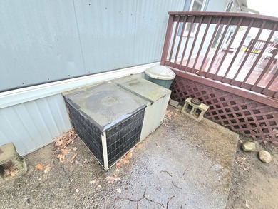 BACK ON THE MARKET!! Charming 2 bedroom 1 full bath home, fenced - photo 4