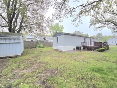 BACK ON THE MARKET!! Charming 2 bedroom 1 full bath home, fenced - photo 8