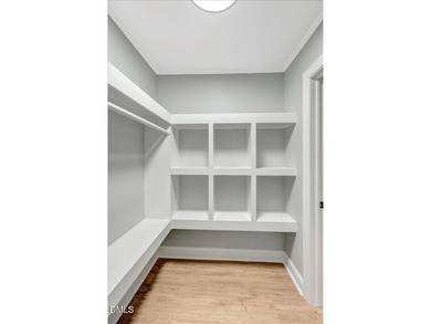 Fully renovated lakefront cottage offering exceptional - photo 36