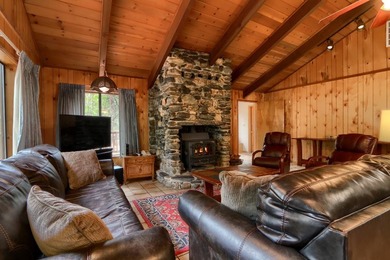 Discover the charming 3-bedroom, 2-bath cabin in Wawona - photo 4