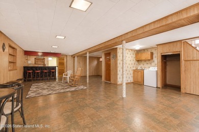 This Ranch home is situated in Westerleigh by manor Rd and - photo 24