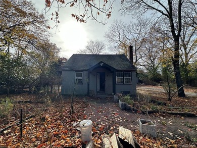 Redeveopment opportunity. Oversized lot in prime location close - photo 8