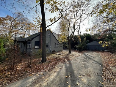 Redeveopment opportunity. Oversized lot in prime location close - photo 9