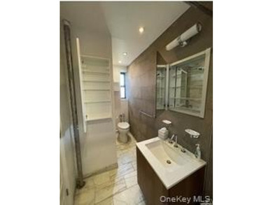 Sun-Drenched Forest Hills Sanctuary : Discover your new home in