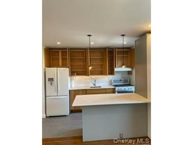 Sun-Drenched Forest Hills Sanctuary : Discover your new home in