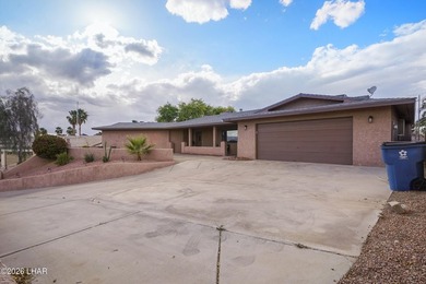 Spacious golf course home located on the greens in the desirable - photo 1