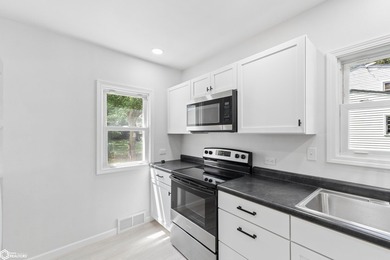 Beautifully remodeled and move-in ready, this charming home - photo 10