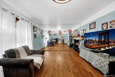 Discover this exceptional two-family residence in Castle Hill - photo 12