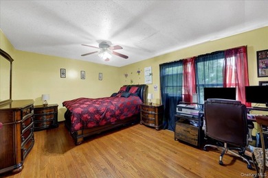 Discover this exceptional two-family residence in Castle Hill - photo 17