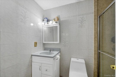 Discover this exceptional two-family residence in Castle Hill - photo 20