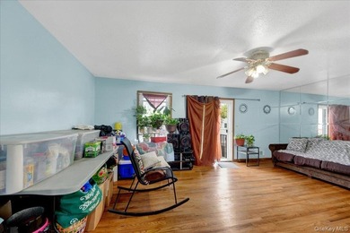 Discover this exceptional two-family residence in Castle Hill - photo 24
