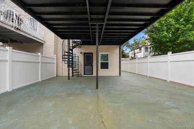 Discover this exceptional two-family residence in Castle Hill - photo 32