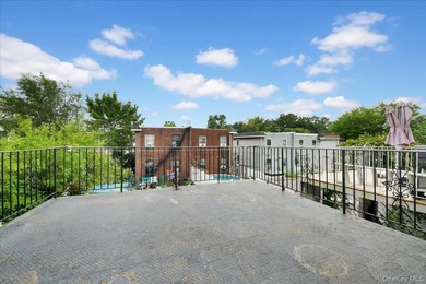 Discover this exceptional two-family residence in Castle Hill - photo 33