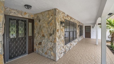 Welcome to this single-story residence in Cypresshead, offering - photo 5
