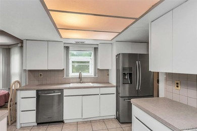 Welcome to a spacious and well-maintained Center Hall Colonial - photo 12