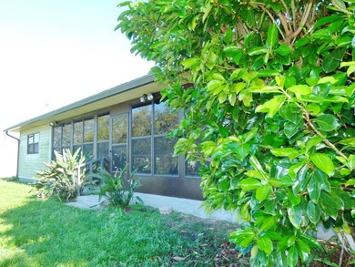 Charming 3/2 Home with Lake Okeechobee Access! Enjoy waterfront - photo 4
