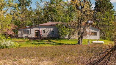 Plenty of potential with this spacious 3 bed 2 bath home on 10 - photo 2