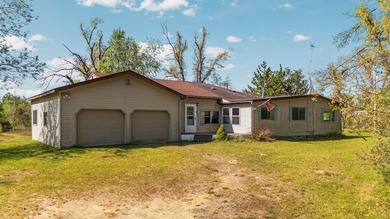 Plenty of potential with this spacious 3 bed 2 bath home on 10 - photo 3