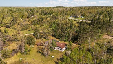 Plenty of potential with this spacious 3 bed 2 bath home on 10 - photo 5