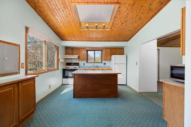 Plenty of potential with this spacious 3 bed 2 bath home on 10 - photo 7
