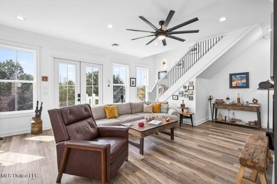 Beautiful custom-built coastal cottage just a short walk to the - photo 5