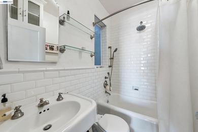 This light-drenched Pacific Heights junior one-bedroom corner - photo 11
