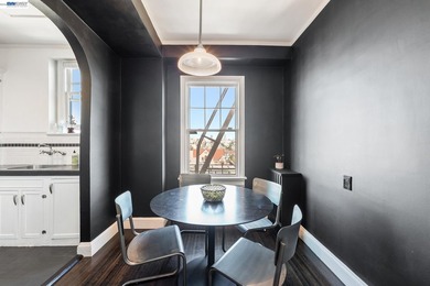 This light-drenched Pacific Heights junior one-bedroom corner - photo 13