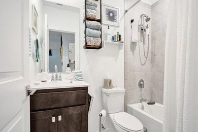 Newer construction, built in 2022. Spacious open floor plan - photo 14