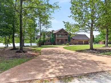 MAJESTIC LAKE HOME ON 1.95 ACRE LOT! This 3 bedroom 3.5 bath Tn - photo 14