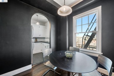 This light-drenched Pacific Heights junior one-bedroom corner - photo 15