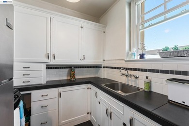 This light-drenched Pacific Heights junior one-bedroom corner - photo 17