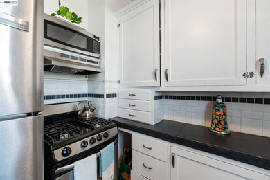 This light-drenched Pacific Heights junior one-bedroom corner - photo 18