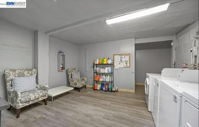 This light-drenched Pacific Heights junior one-bedroom corner - photo 21