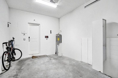 Newer construction, built in 2022. Spacious open floor plan - photo 21