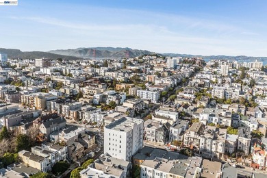 This light-drenched Pacific Heights junior one-bedroom corner - photo 31