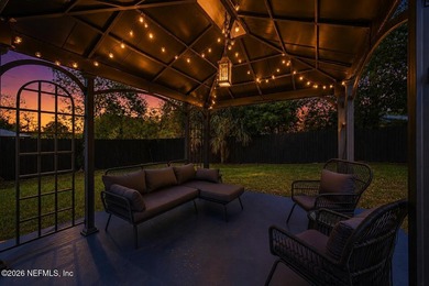 Updated 3-bedroom bungalow on a rare cul-de-sac featuring a new - photo 4
