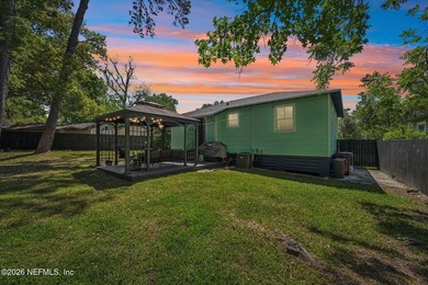 Updated 3-bedroom bungalow on a rare cul-de-sac featuring a new - photo 5