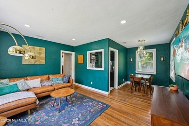 Updated 3-bedroom bungalow on a rare cul-de-sac featuring a new - photo 10