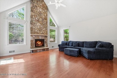Welcome to your lakefront retreat in the heart of the Poconos - photo 3