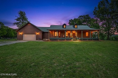 Beautiful home with STUNNING mountain views! This 3 bedroom, 2 - photo 1