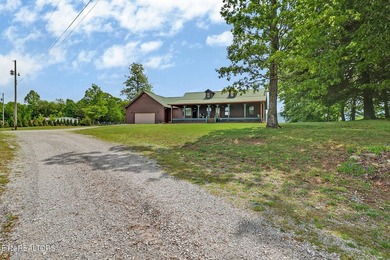 Beautiful home with STUNNING mountain views! This 3 bedroom, 2 - photo 4
