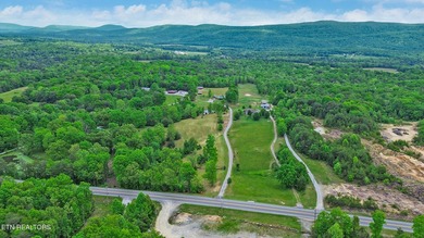 Beautiful home with STUNNING mountain views! This 3 bedroom, 2 - photo 7