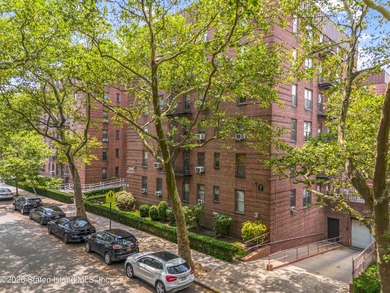 Why rent when you can own? Bright and spacious 1-bedroom co-op - photo 19