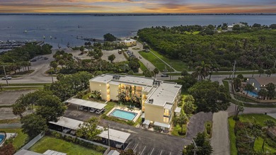 Amazing location - 2nd floor 2 bedroom/2 bath condo conveniently - photo 1