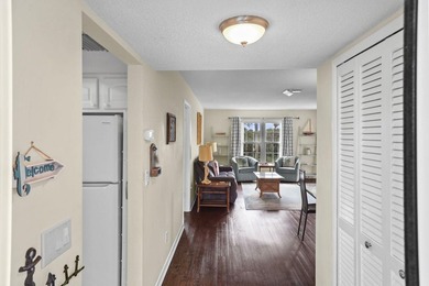 Amazing location - 2nd floor 2 bedroom/2 bath condo conveniently - photo 7