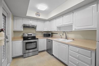 Amazing location - 2nd floor 2 bedroom/2 bath condo conveniently - photo 10