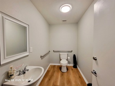 EXCELLENT AND CONVENIENT COMMERCIAL LOCATION! Easy access to - photo 8