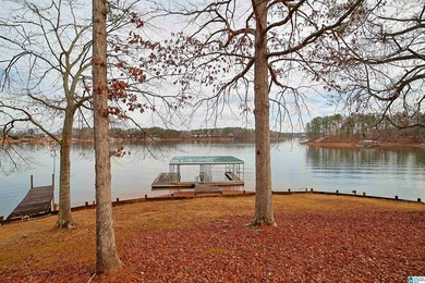HUGE PRICE REDUCTION!!!!Recently remodeled 4BR/3BA lake home on - photo 4