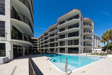 New to market, just blocks from the beach! This hip, extremely - photo 3